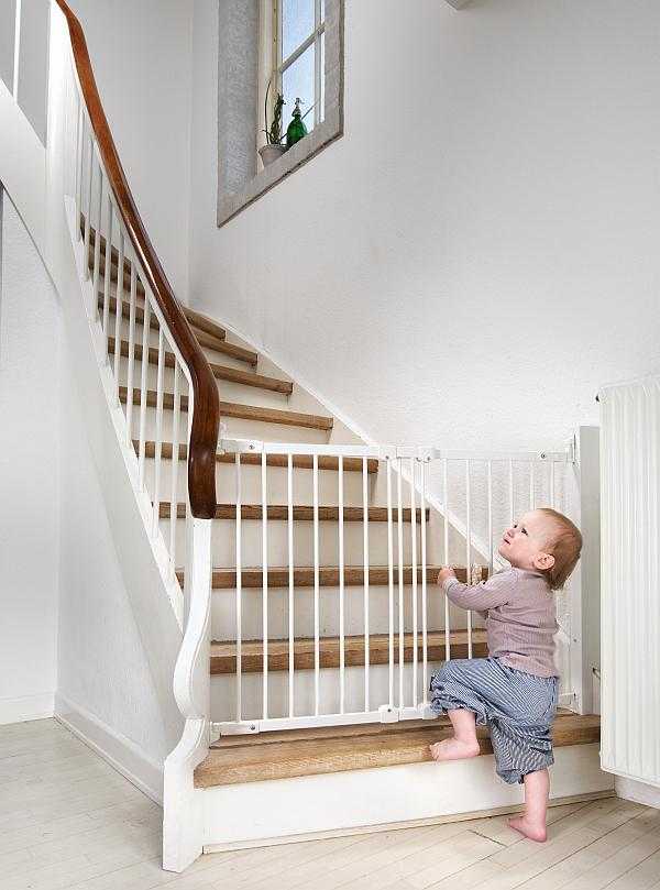 White stair safety gate Babydan Flexi Fit Metal for Toshi Baby and bare mum postpartum