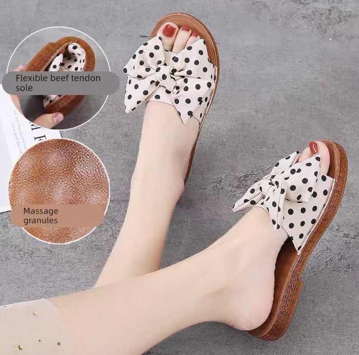 Polka dot sandals with a focus on sole material and massage granules.