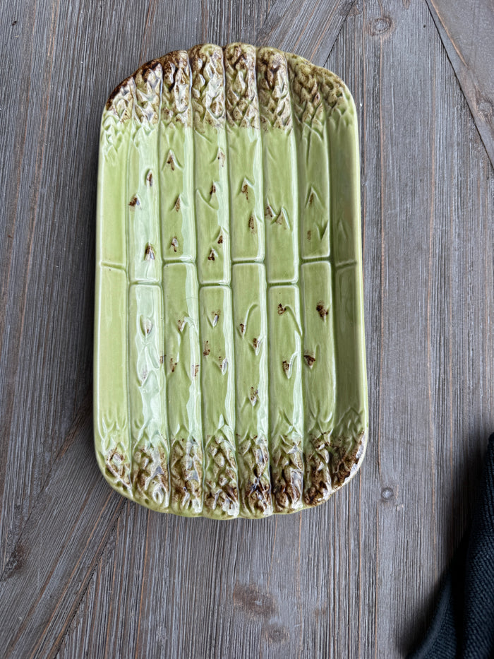 vintage asparagus platter, asparagus serving tray, majolica asparagus platter, majolica serving dish, vintage vegetable ware, garden party serving platter, cottage kitchen decor, English cottage style, green ceramic platter, collectible serving tray, spring entertaining, vintage tableware, botanical serving piece, farmhouse entertaining, unique serving platter