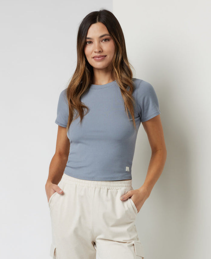 VUORI POSE FITTED TEE